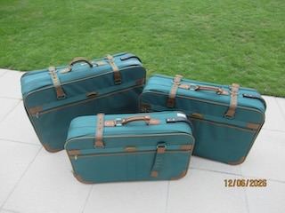 Set of 3 Green Suitcases 