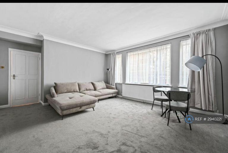 Studio flat in Hamilton Court, London, W9 (#2940221)