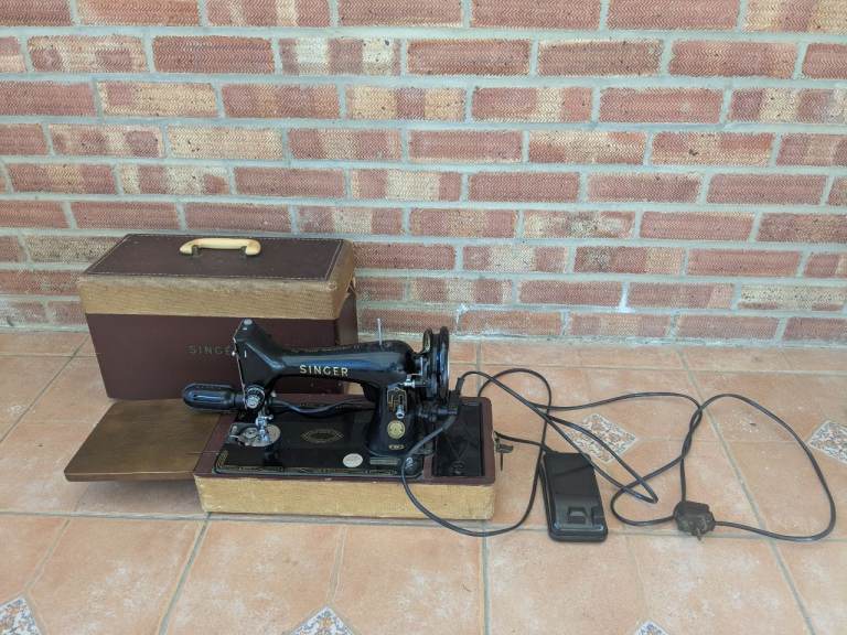 The Singer Manufacturing Co. Vintage Sewing Machine 99K With Case