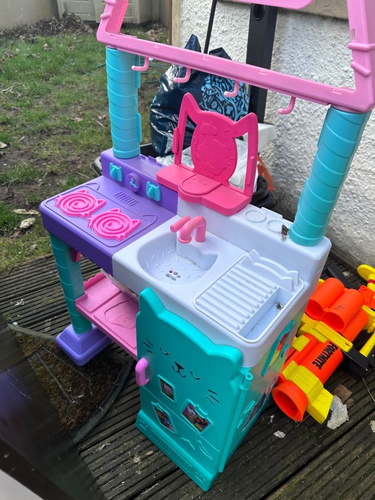 Gabbys Dollhouse kitchen with accessories 