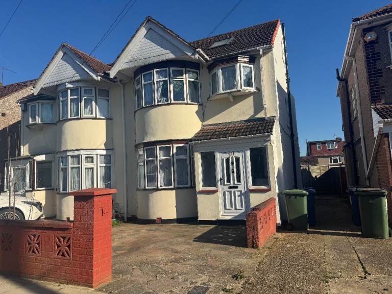 4 Bedroom House to Rent  Kenmore Avenue, Kenton, Belmont Circle, Harrow, HA3 8PS