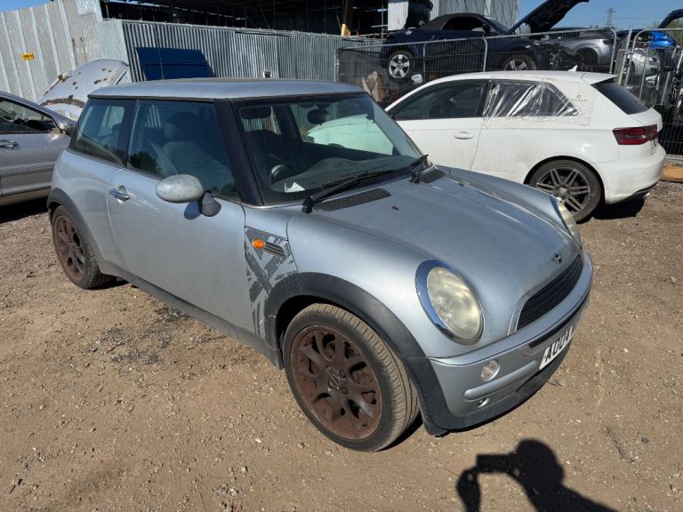 Mini one 1.6 2004 silver BREAKING FOR PARTS 