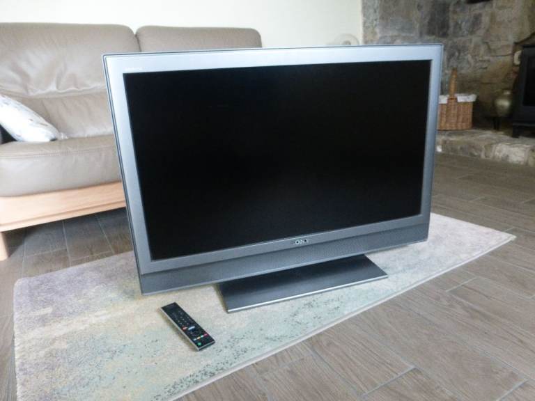 Sony Bravia TV (32" x 17")