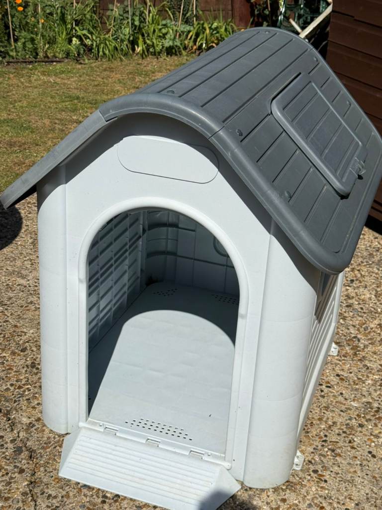 Large Plastic Dog House, Water Resistant & Anti-UV Insulated Pet House, Outdoor/Indoor kennel