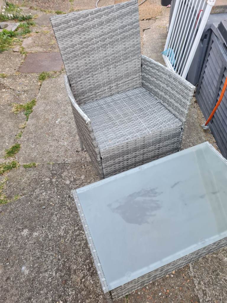 Garden rattan table and chair