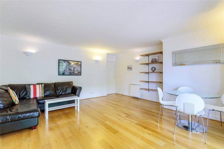 Double Room w/ Private Bathroom Availble April 14 