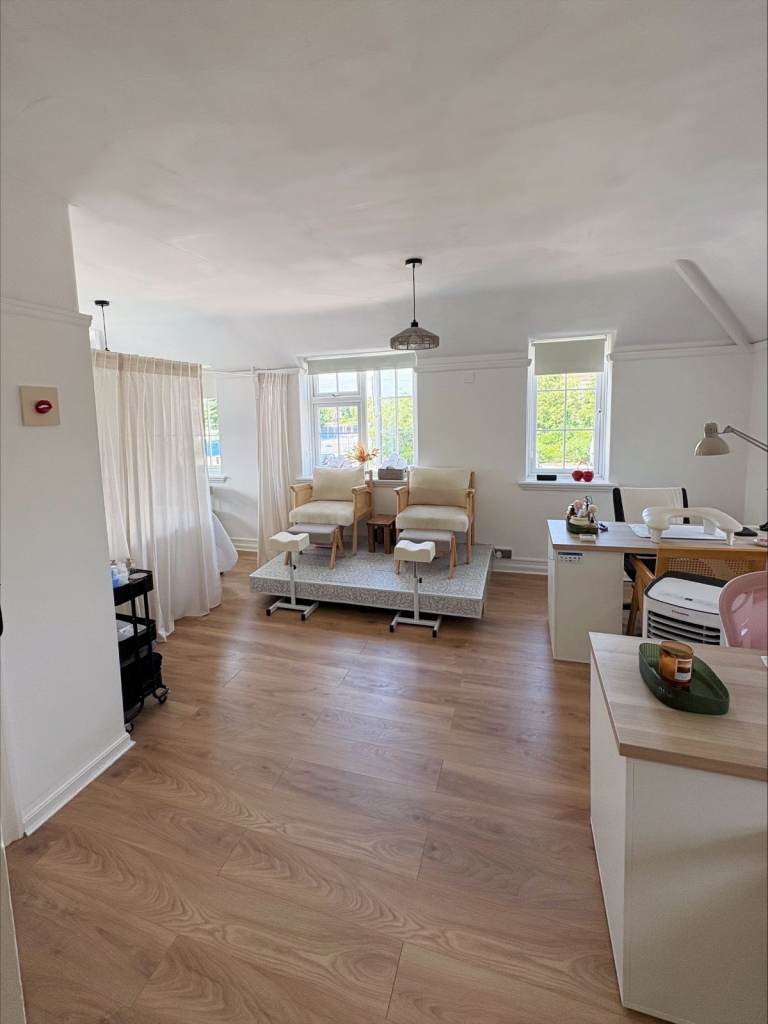 Beautiful Private Commercial Studio Available- Bizspace Hertfordshire Business Centre (AL2)