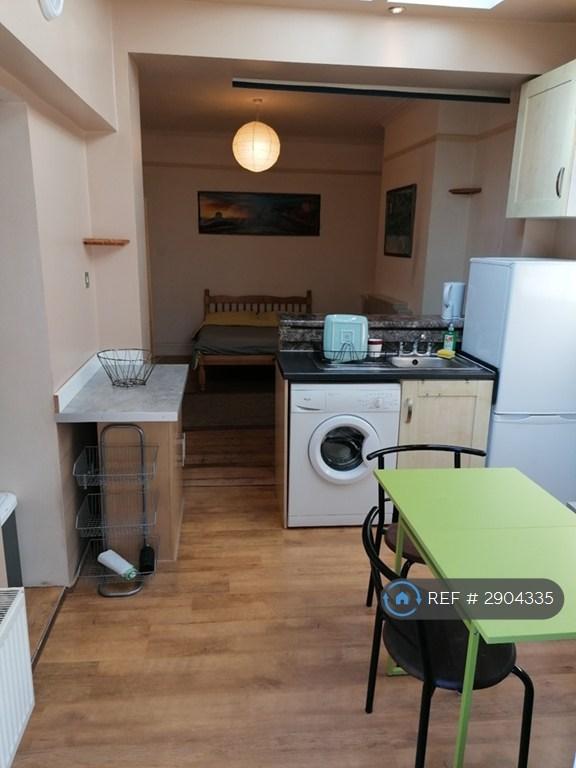 Studio flat in Litchfield Road, London, SM1 (#2904335)