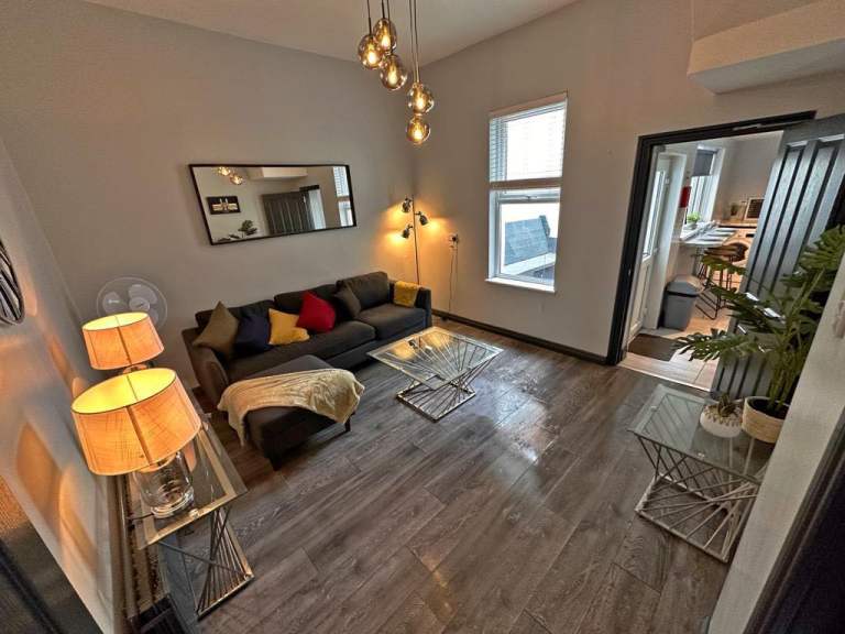  SPACIOUS DOUBLE ROOM AVAILABLE IMMEDIATELY- HOLYWOOD ROAD 