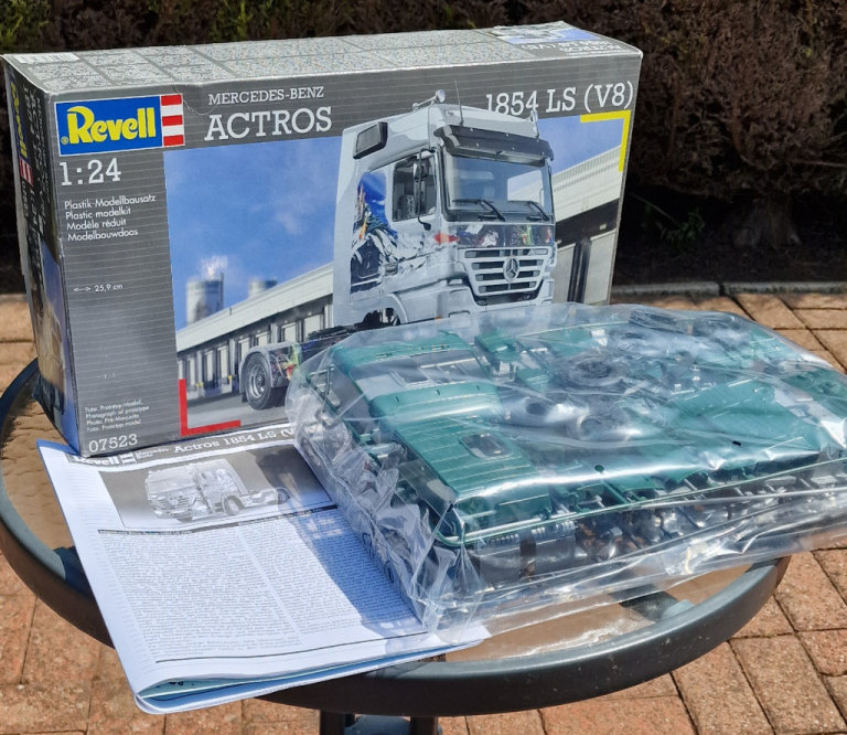 Revell - 1:24 merc benz actros model truck