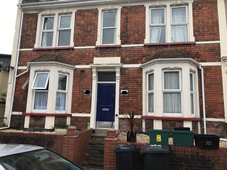 Large Furnished Room To Let in Shared Flat - All Bills Included