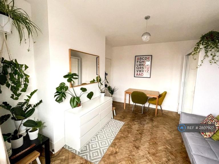 2 bedroom flat in Clapham Common, London, SW4 (2 bed) (#2807927)