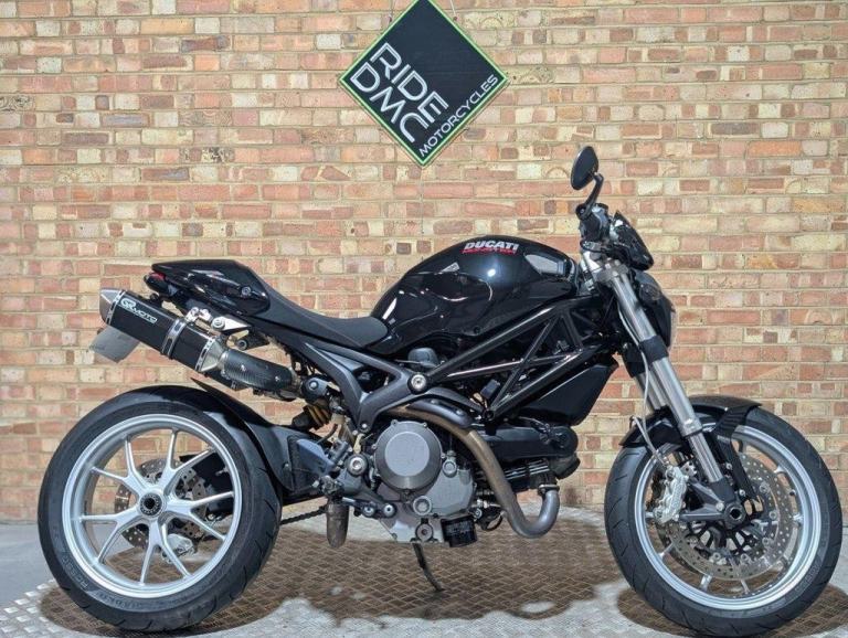 DUCATI MONSTER 1100 2009 - LOW MILEAGE - BELT SERVICE DONE - LOVELY BIKE.