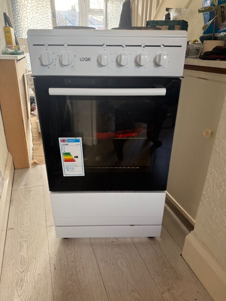 Logik cooker oven hob 8 weeks old 