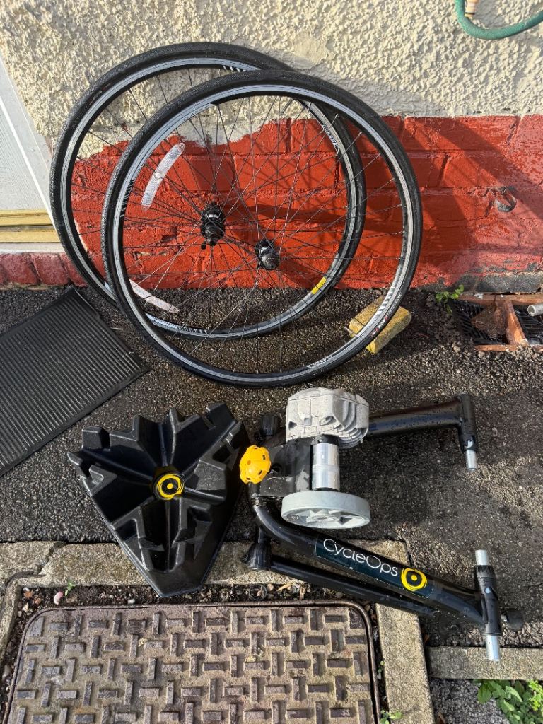 Pair road bike wheels &tyres & turbo trainer