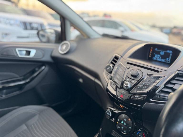 2013 Ford Fiesta 1.6 Zetec 5dr Powershift HATCHBACK PETROL Automatic