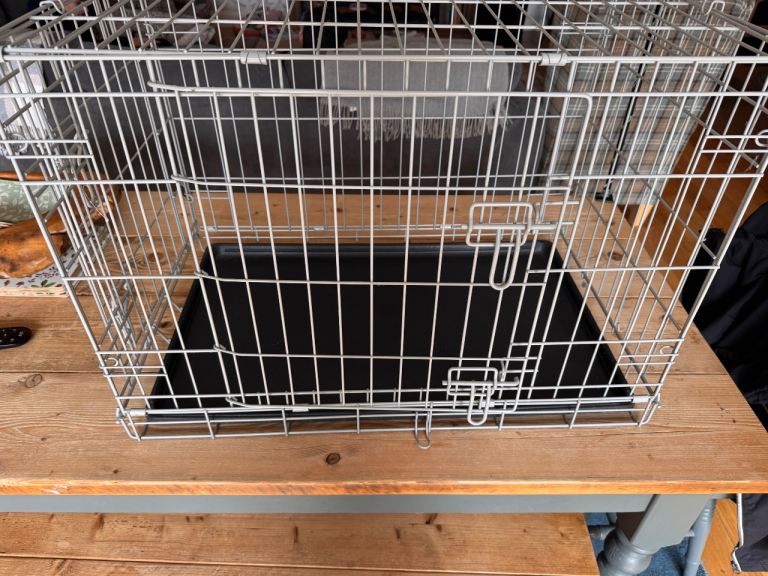 Dog cage for smaller dogs, as new