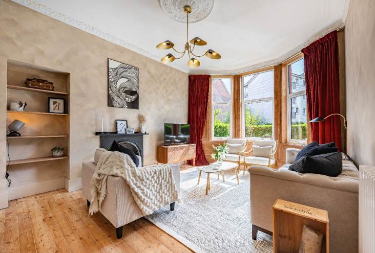 Double Bed in beautiful tenement flat