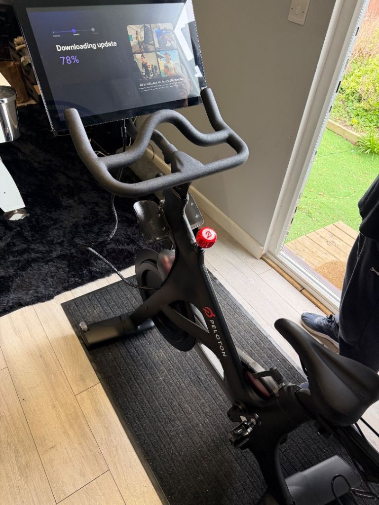 £450 like new peloton bike