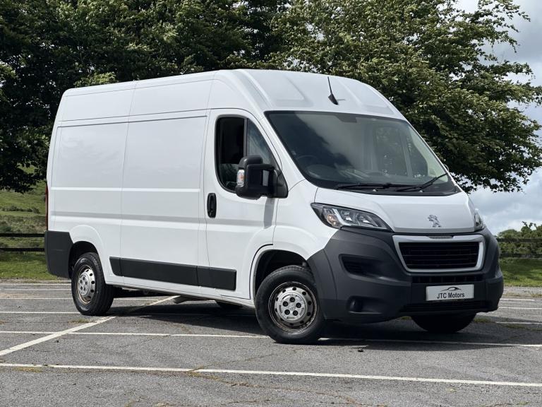 PEUGEOT BOXER 2.2 BlueHDi 335 Professional Man, diesel, white + air con 2021