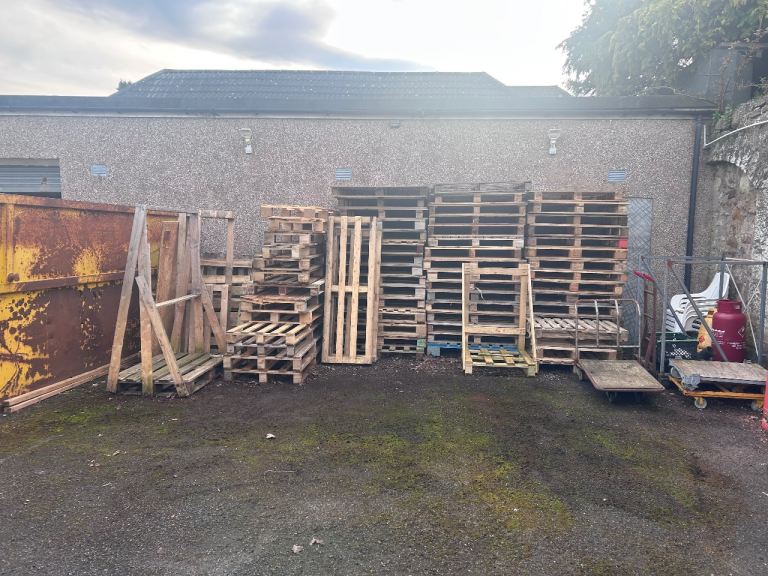Free pallets/ wood 