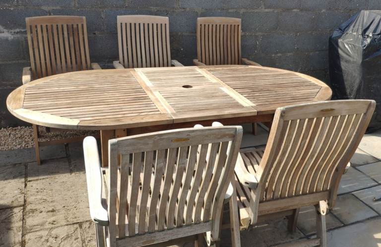 Extendable Winchester Collection Solid Teak  Garden Table & 5 Reclining Chairs & Cushions.