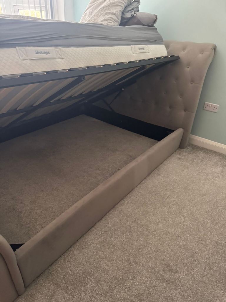 Kingsize bed frame 