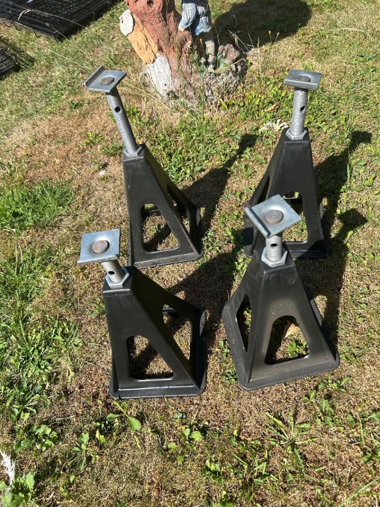 Lightweight plastic axle stands