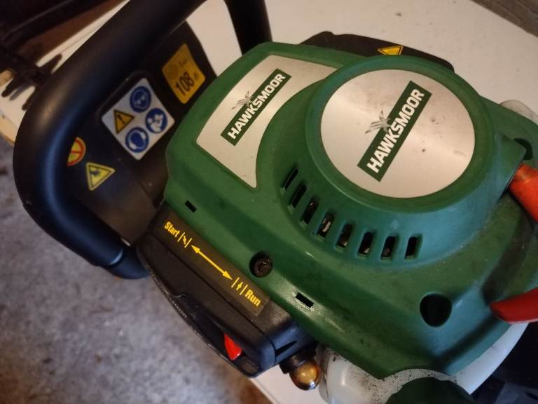 Petrol hedge trimmer with 2 stroke engine hard to start in very good condition 