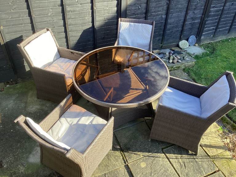 Ratten Round Garden Table with 4 x chairs and cushions