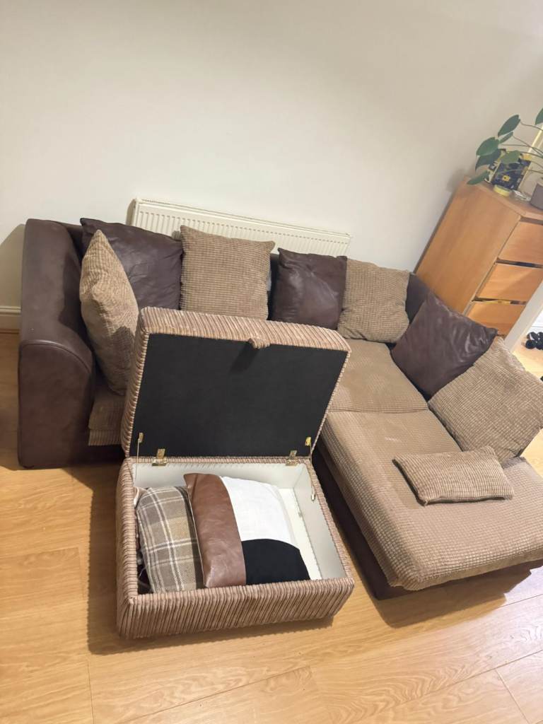 🛋️ Corner Sofa With Footstool– £185