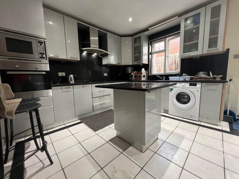 Spacious studio 3, located Bridge Lane, NW 11