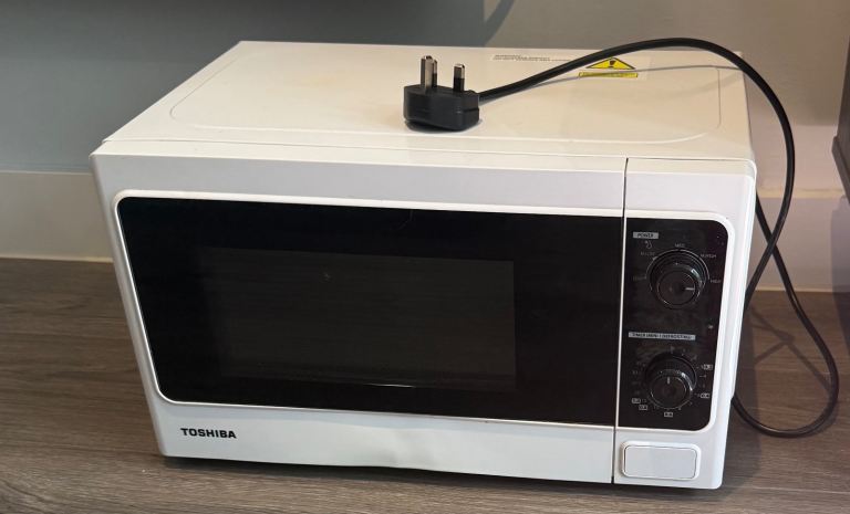 Toshiba Microwave Oven – White, Good Condition
