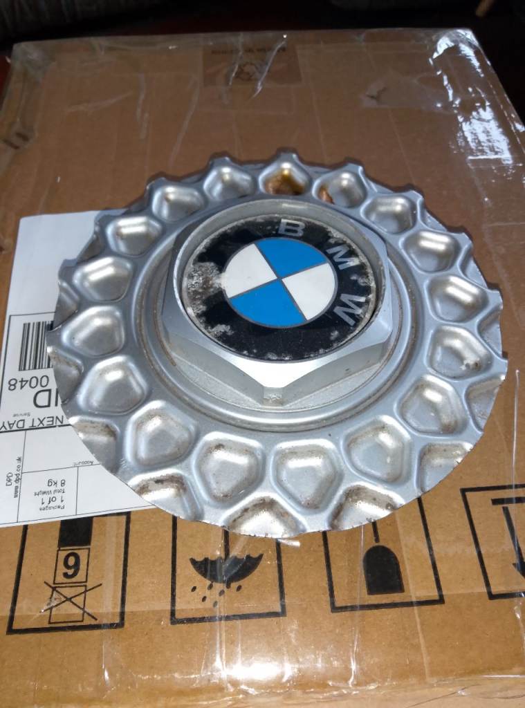 Sold gone now.    BMW E30 centre cap  