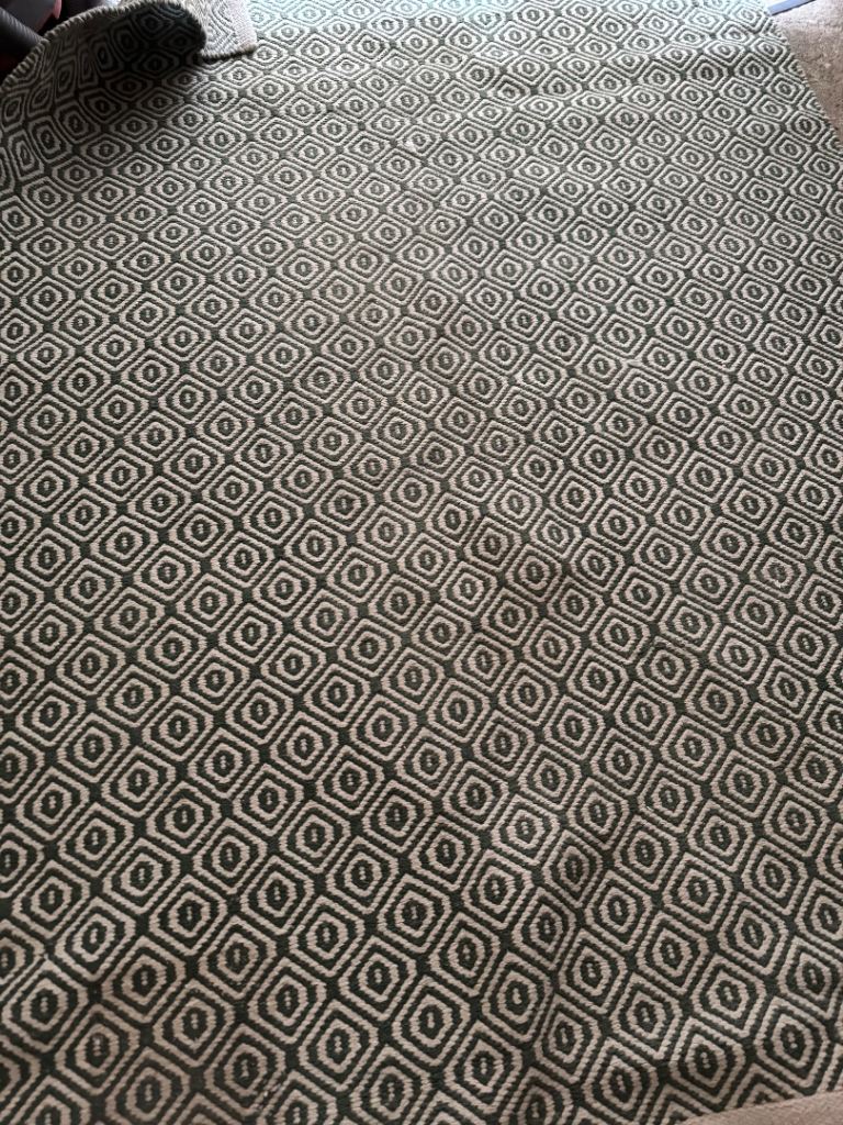 Green geometric pattern rug - medium