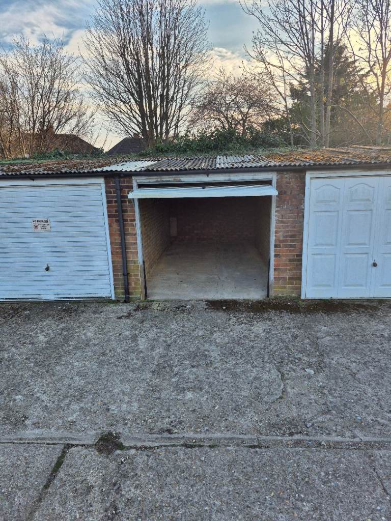 Lock-Up Garage To Rent in Petts Wood, BR5 1EH