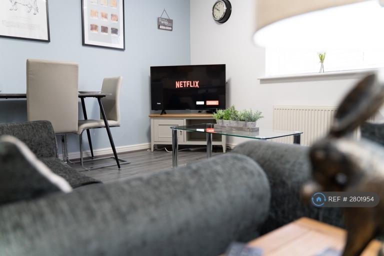 2 bedroom flat in Hatfield Close, Corby, NN18 (2 bed) (#2801954)