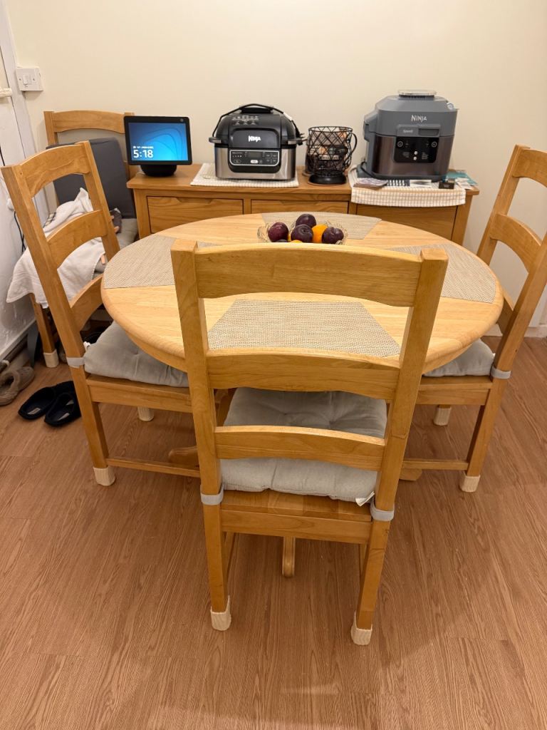 Extending table and 6 chairs 