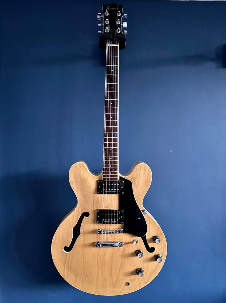 Samick 335 with Seymour Duncan Hot Rodded Humbuckers and hard case