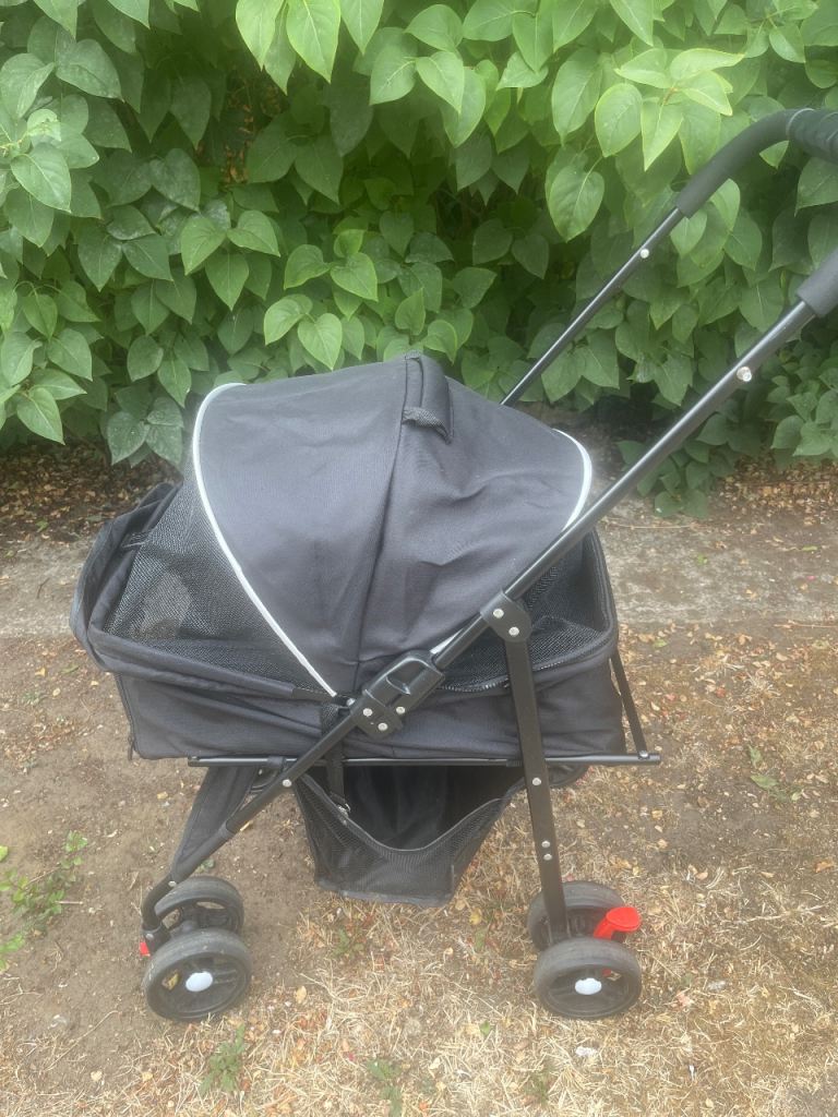 Dog pushchair 