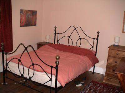 Large double room to let in relaxed house shared with one other