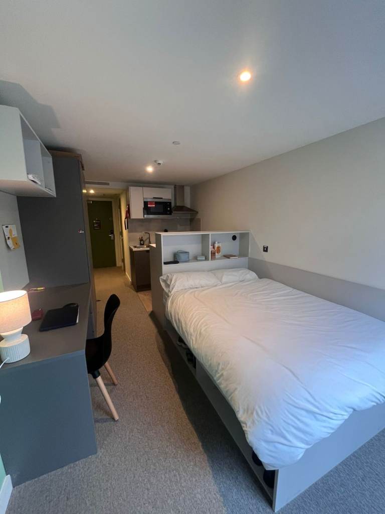 Ensuite studio in The Edge