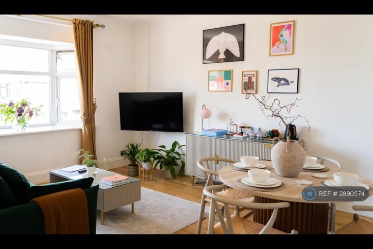 2 bedroom flat in Station Lane, Hornchurch, RM12 (2 bed) (#2890574)