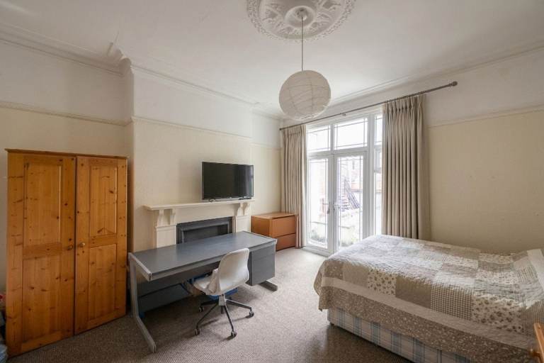Large sunny room to rent in lovely Jesmond House