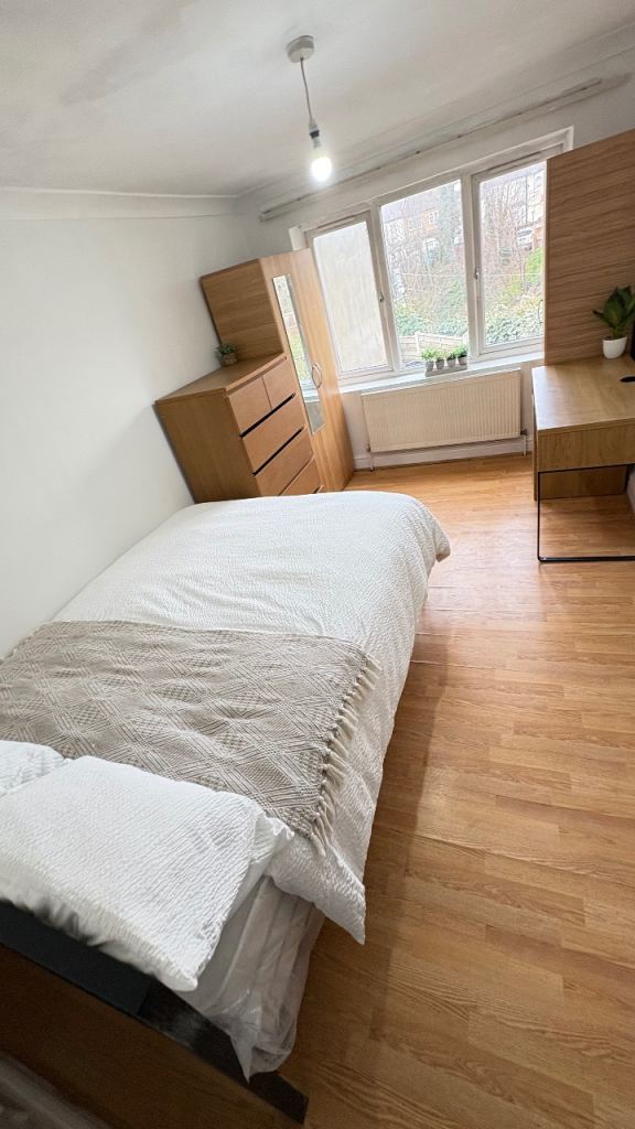 Clean large room Close to high street & station