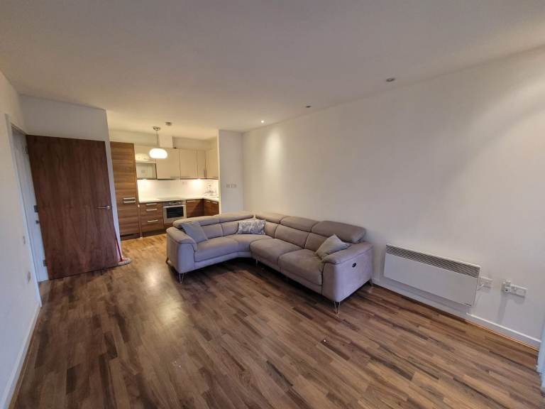 G8 Properties is delighted to present this spectacular two-double-bedroom furnished apartment in E14