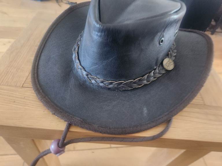 Genuine Barmah Australian leather bush hat in good used condition. Size Medium.