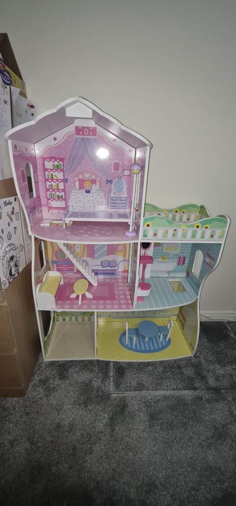 Barbi play house with furniture