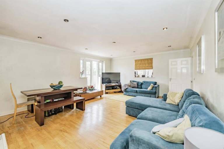 Spacious and modern penthouse in the heart of bushey