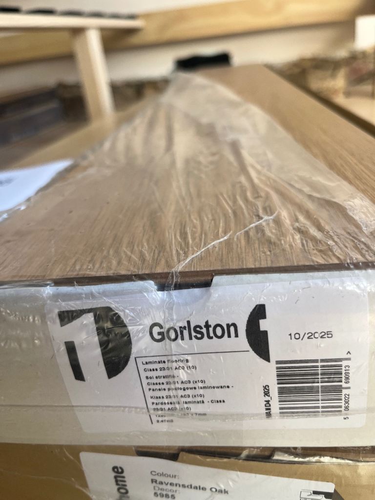 One pack of GoodHome Gorlston Natural Oak Wood effect Structured Laminate Flooring, 2.47m²